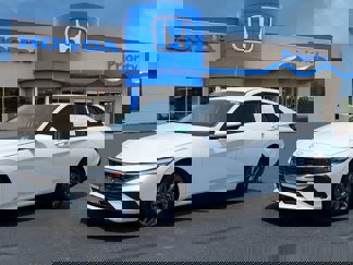 Used 2024 Hyundai Elantra SEL image 1