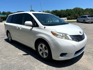 Used 2011 Toyota Sienna LE image 1