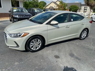 Used 2017 Hyundai Elantra SE image 1