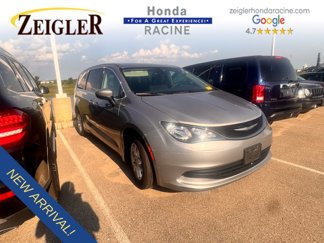 Used 2017 Chrysler Pacifica Touring image 1