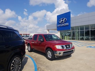 Used 2010 Nissan Frontier SE image 1