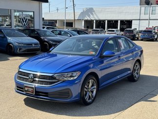 Used 2024 Volkswagen Jetta SE image 1