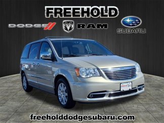Used 2014 Chrysler Town & Country Touring image 1