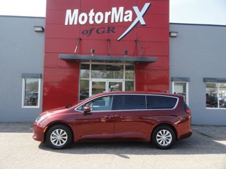 Used 2017 Chrysler Pacifica Touring image 1