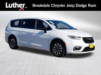 New 2025 Chrysler Pacifica Select w/ Uconnect Theater Family Group image 1