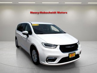 Used 2023 Chrysler Pacifica Touring-L image 1