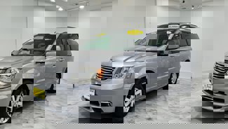 Used 2013 Chrysler Town & Country Touring image 1