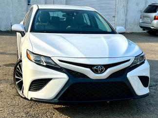 Used 2018 Toyota Camry SE image 1
