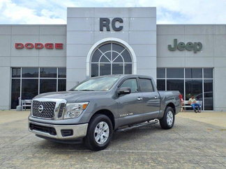 Used 2018 Nissan Titan SV image 1