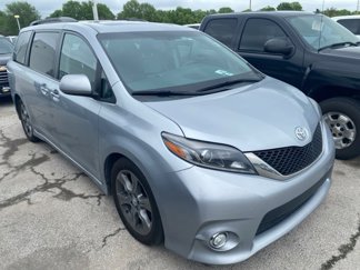 Used 2015 Toyota Sienna SE image 1