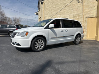 Used 2014 Chrysler Town & Country Touring image 1