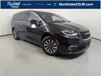 New 2025 Chrysler Pacifica Select image 1