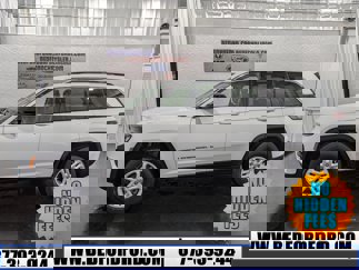 Used 2023 Jeep Grand Cherokee Laredo image 1