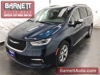 Used 2023 Chrysler Pacifica Limited w/ Uconnect Theater Family Group image 1