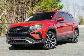 Used 2024 Volkswagen Taos SE w/ Panoramic Sunroof Package image 1