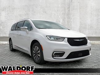 Used 2021 Chrysler Pacifica Limited w/ Uconnect Theater Family Group image 1
