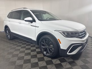 Used 2022 Volkswagen Tiguan SE w/ Panoramic Sunroof Package image 1