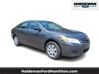 Used 2010 Toyota Camry LE image 1