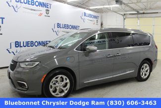 Used 2021 Chrysler Pacifica Limited w/ Uconnect Theater Family Group image 1
