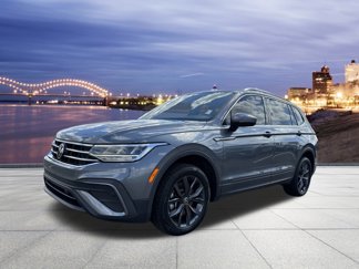 Used 2023 Volkswagen Tiguan SE image 1