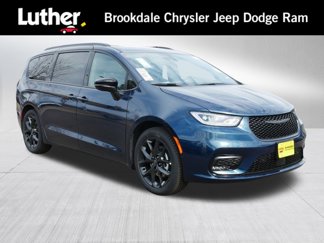 New 2025 Chrysler Pacifica Limited w/ Trailer Tow Group image 1