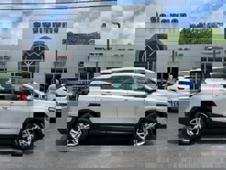 Used 2022 GMC Terrain SLE w/ Driver Convenience Package image 1