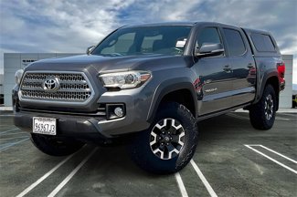 Used 2017 Toyota Tacoma TRD Off-Road image 1