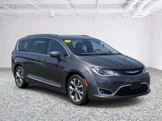 Used 2017 Chrysler Pacifica Limited image 1