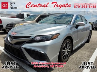 Used 2024 Toyota Camry SE image 1