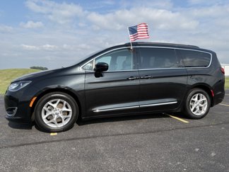 Used 2017 Chrysler Pacifica Touring-L w/ Tire & Wheel Group image 1