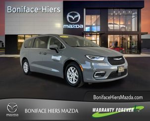 Used 2023 Chrysler Pacifica Touring-L image 1