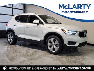 Used 2021 Volvo XC40 T4 Momentum image 1