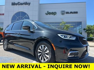 Used 2023 Chrysler Pacifica Touring-L image 1