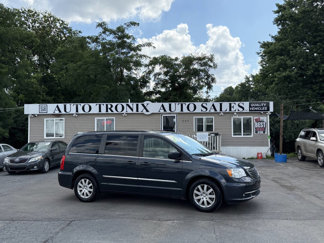 Used 2014 Chrysler Town & Country Touring image 1