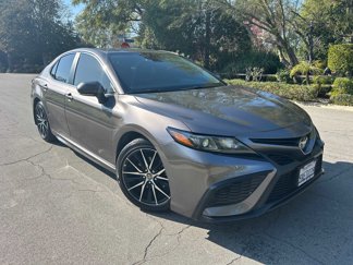 Used 2022 Toyota Camry SE image 1