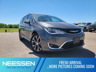 Used 2018 Chrysler Pacifica Limited w/ Tire & Wheel Group image 1