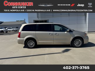 Used 2016 Chrysler Town & Country Touring-L image 1