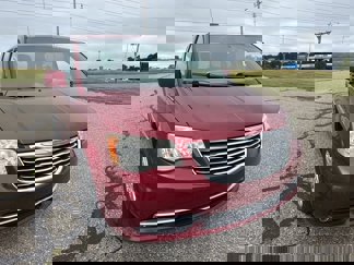 Used 2014 Chrysler Town & Country Touring image 1