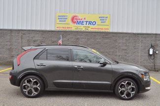 Used 2023 Kia Niro SX Touring image 1