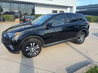 Used 2018 Toyota RAV4 LE image 1