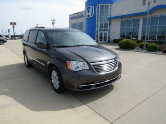 Used 2016 Chrysler Town & Country Touring image 1