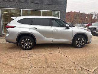 Used 2022 Toyota Highlander XLE image 1