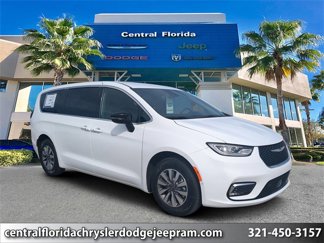 New 2025 Chrysler Pacifica Select image 1