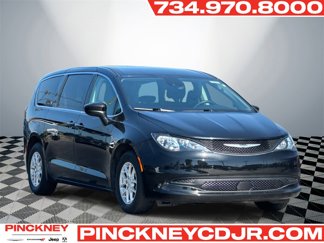 Used 2023 Chrysler Voyager LX image 1