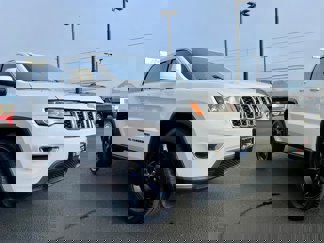 Used 2017 Jeep Grand Cherokee Laredo image 1