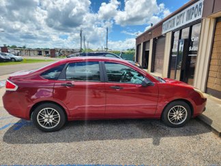 Used 2010 Ford Focus SE image 1