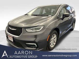 Used 2023 Chrysler Pacifica Touring-L image 1