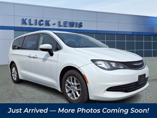 Used 2017 Chrysler Pacifica Touring image 1
