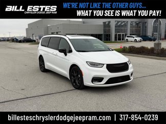 New 2024 Chrysler Pacifica Limited w/ Uconnect Theater Family Group image 1