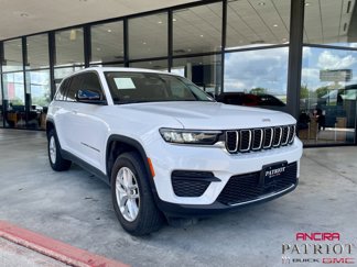 Used 2024 Jeep Grand Cherokee Laredo X image 1